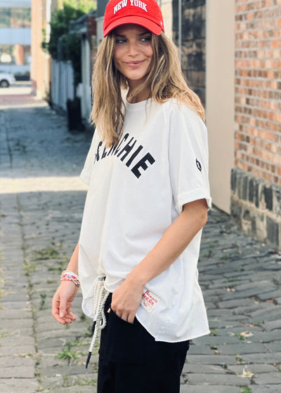 Relaxed Hammill & Co tee is slouchy and oversized with drop raglan sleeves and raw cut hem!
Flattering round crew neck and cuffed sleeves with Frenchie print on the front.