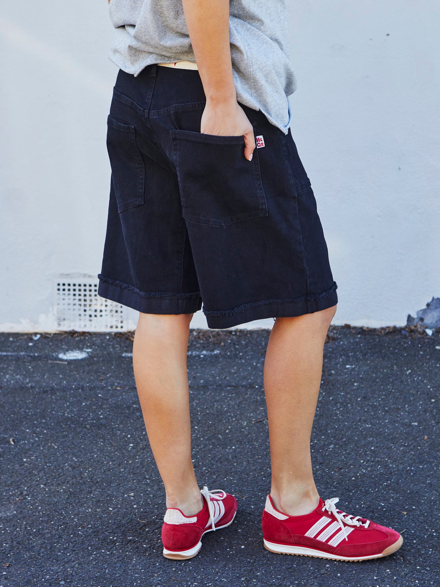 WEEKEND STRETCH SHORT - BLACK