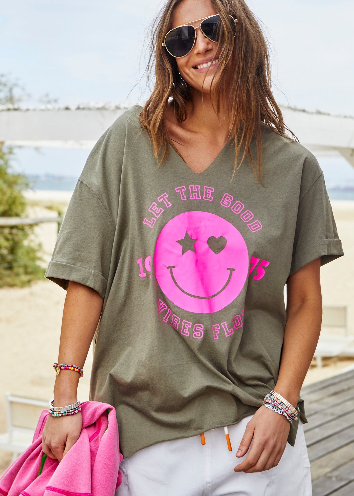 SMILY KHAKI V-NECK TEE