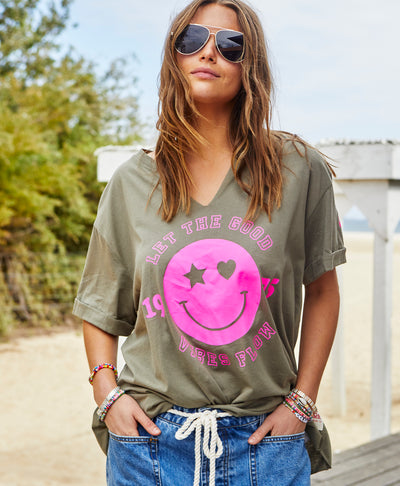 SMILY KHAKI V-NECK TEE