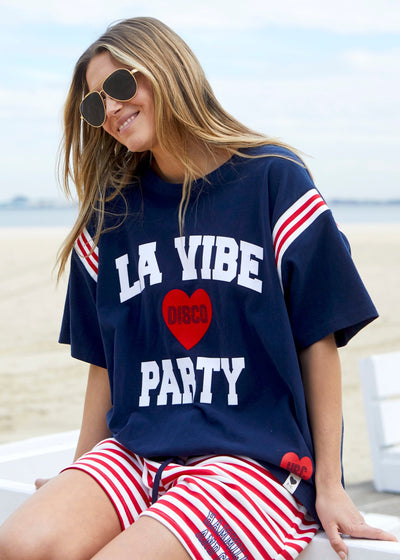 Hammill & Co New rib detail dark navy tee in our best selling slouchy fit. Features: Rib panels on the sleeves and around the neck, peach cotton, La Vibe felt print on the front and small heart print on the back neck.