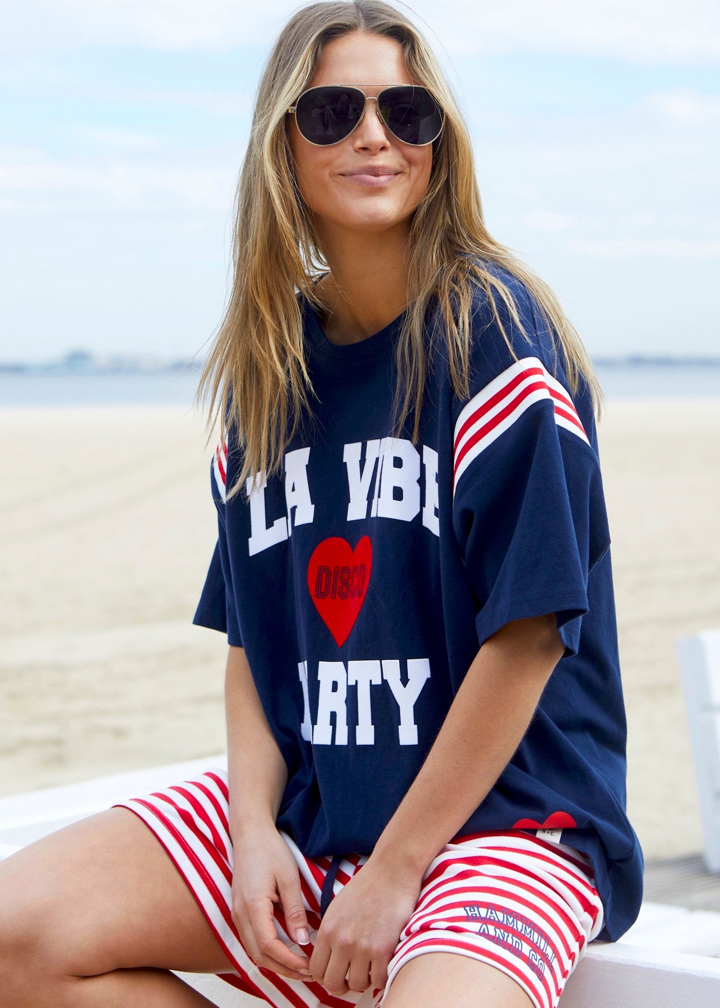 Hammill & Co New rib detail dark navy tee in our best selling slouchy fit. Features: Rib panels on the sleeves and around the neck, peach cotton, La Vibe felt print on the front and small heart print on the back neck.